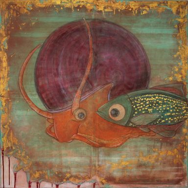 Bunte stilisierte Fische vor einem violetten Hintergrund mit goldenen Akzenten.