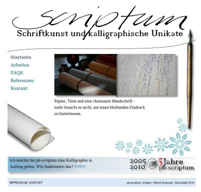 Blick auf verschiedene Schriftrollen und ein Kalligrafiefüller.